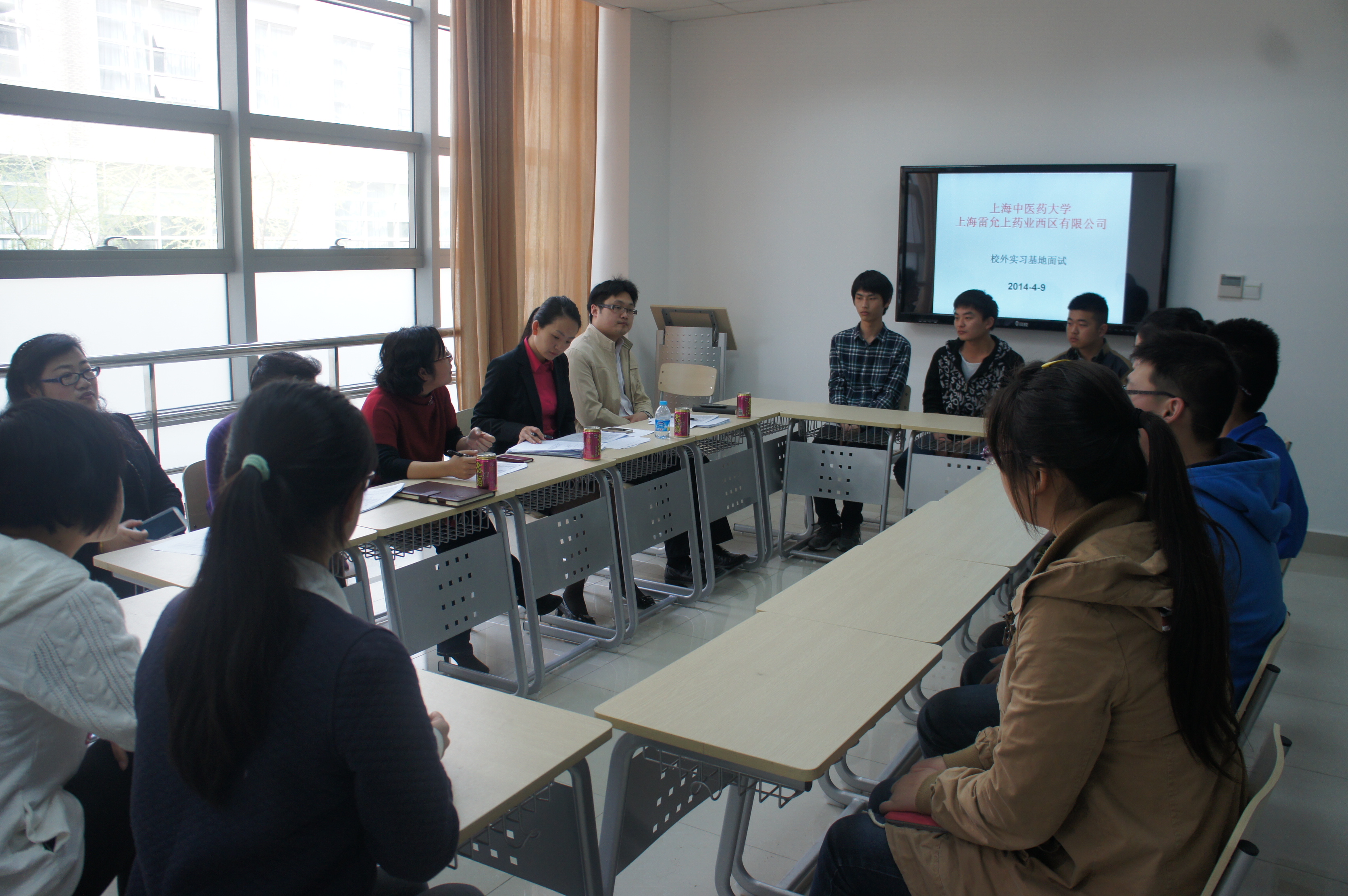伟德中文官网首页与雷允上药业西区有限公司联合举办基地轮转实习面试工作