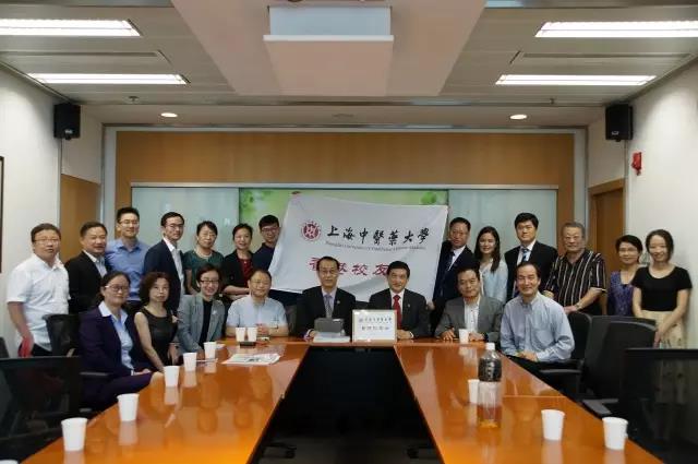 伟德中文官网首页香港校友会宣告成立