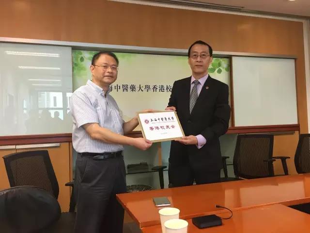 伟德中文官网首页香港校友会宣告成立
